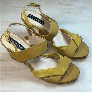 Isaac Mizrahi Mustard Wedge Sandals  size9.                               ordrA2